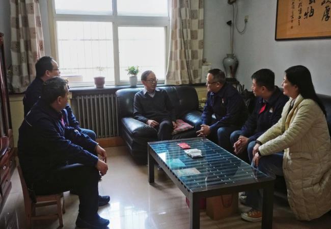 軸研所領導班子走訪慰問離退休老干部、老黨員